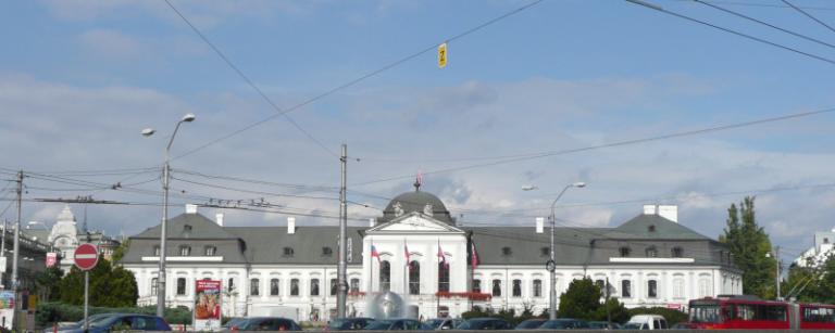 bratislava 대통령궁앞 거리1..JPG