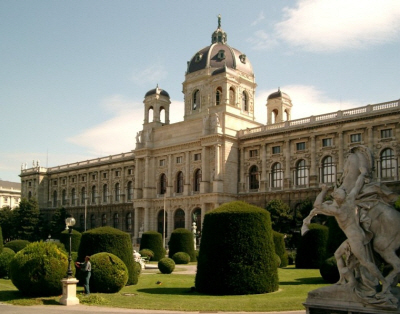 khmMaria-Theresien-Platz_in_Wien.jpg