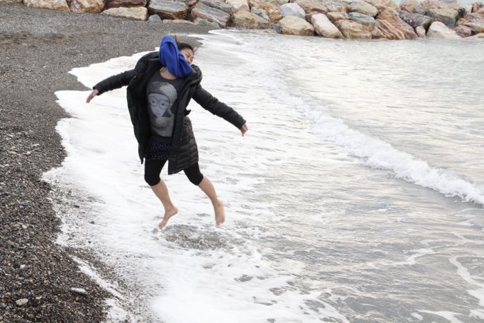 바닷가에서 맨발의 청춘 .jpg
