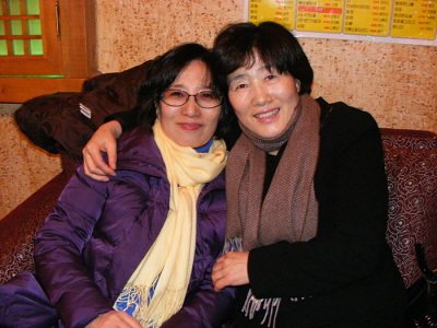 IICC모임에서 4기 서순하 선배님과 다정한 포즈의 은희.jpg