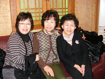 IICC모임에서 두 선배님과 다정한 포즈의 영숙.jpg