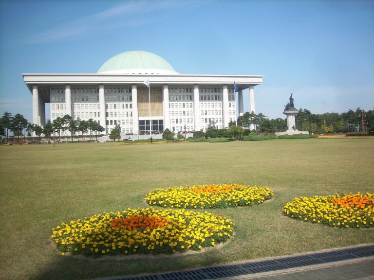 1 널찍한 잔디밭 저멀리 웅장한 국회의사당 어쩐지 옷깃을 여미고 조심스러워지더군요.JPG