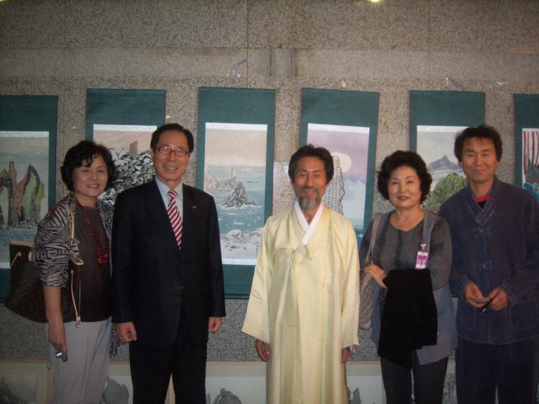 14 우연히아는사람을 만나서 함께 찍었지요.  그쪽에서 우리를 알아보는지는 잘모르겠지만... ㅋ.JPG