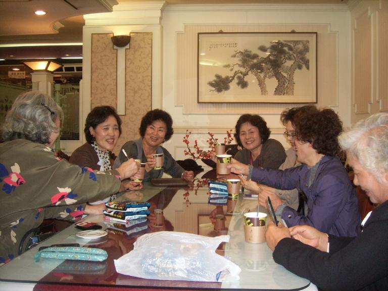 17 점심마치고 커피까정,  영선언니 두번씩 쏘시느라고 힘들지않으셨나요..JPG