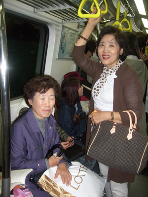 19 전철안에서 찍혀보는것도 재미있을거 같아서요.JPG