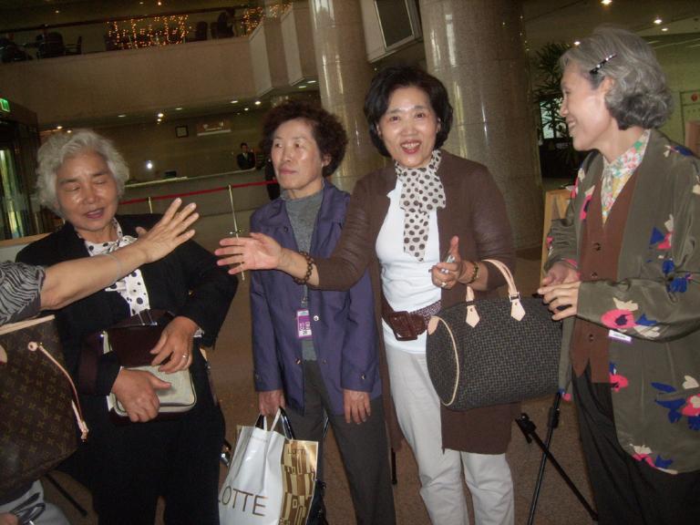 6 여의도주민 조영선언니 도착, 다시 만나는 기쁨에 환호성이 터졌지요.JPG