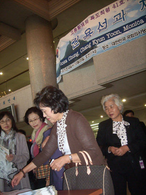 9 방명록에 사인,  안 한 사람 없습니다.JPG