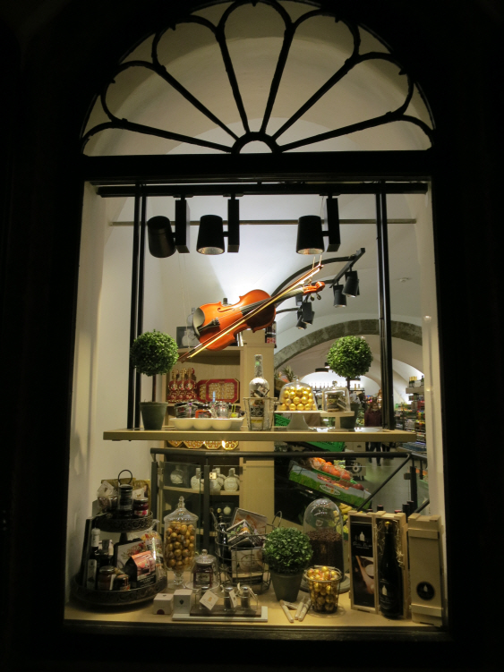 Salzburg schaufenster 1.JPG