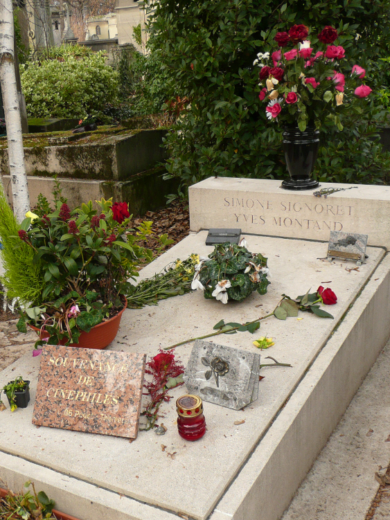 Yves Montand Grab 1.jpg