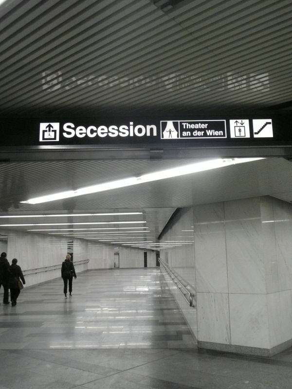 U-Bahnstation.JPG