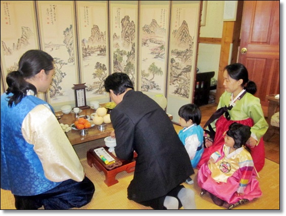 2012년 추석차례에 규리도 참여했지요. 절도 잘하구 019.jpg