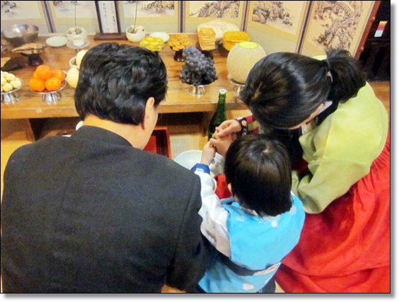 2012년 추석차례에 규리도 참여했지요. 절도 잘하구 025.jpg